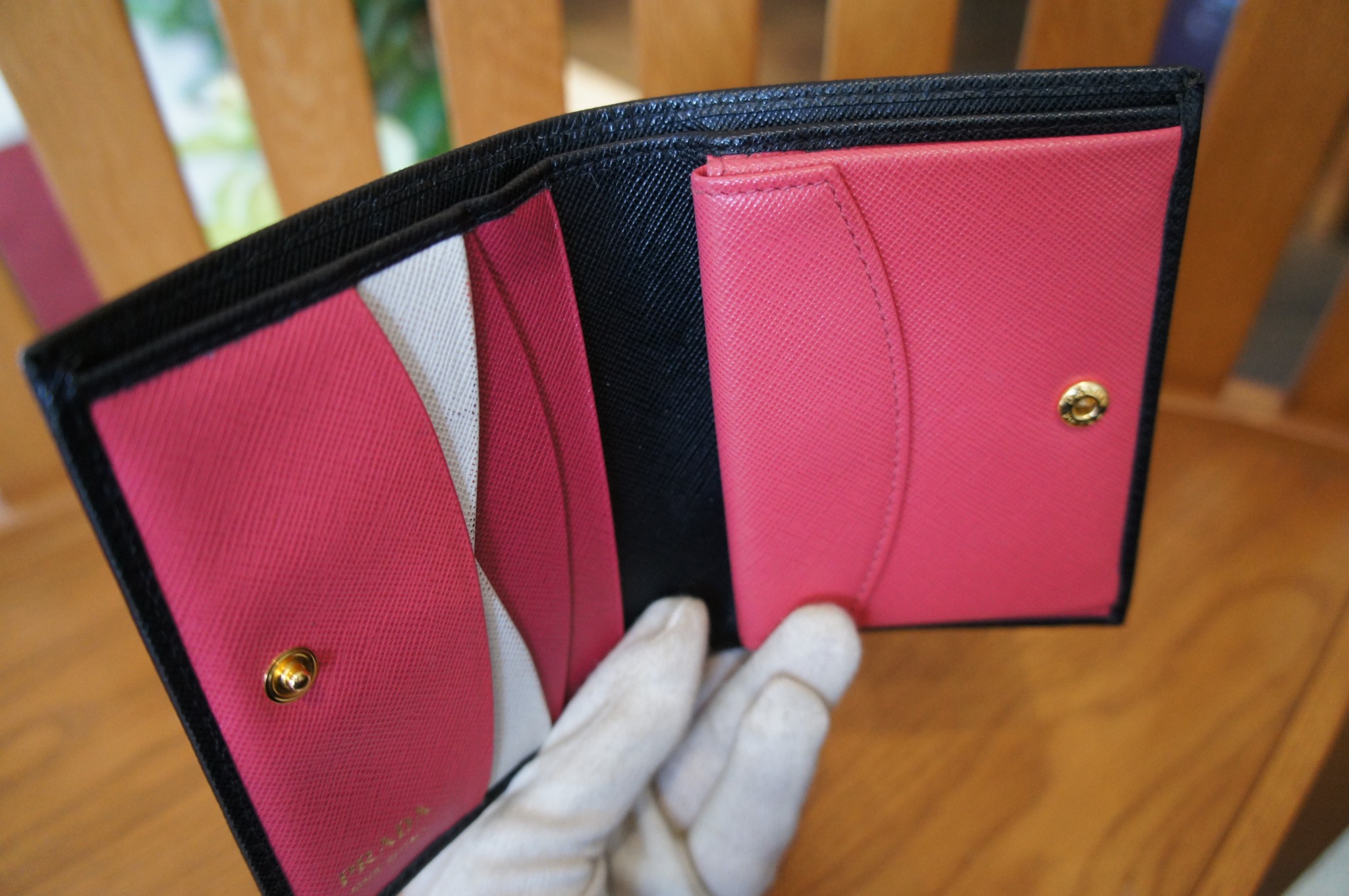 ☆ＰＲＡＤＡ☆プラダ・２つ折財布(黒×ピンク) | 質屋・ブランド買取の 