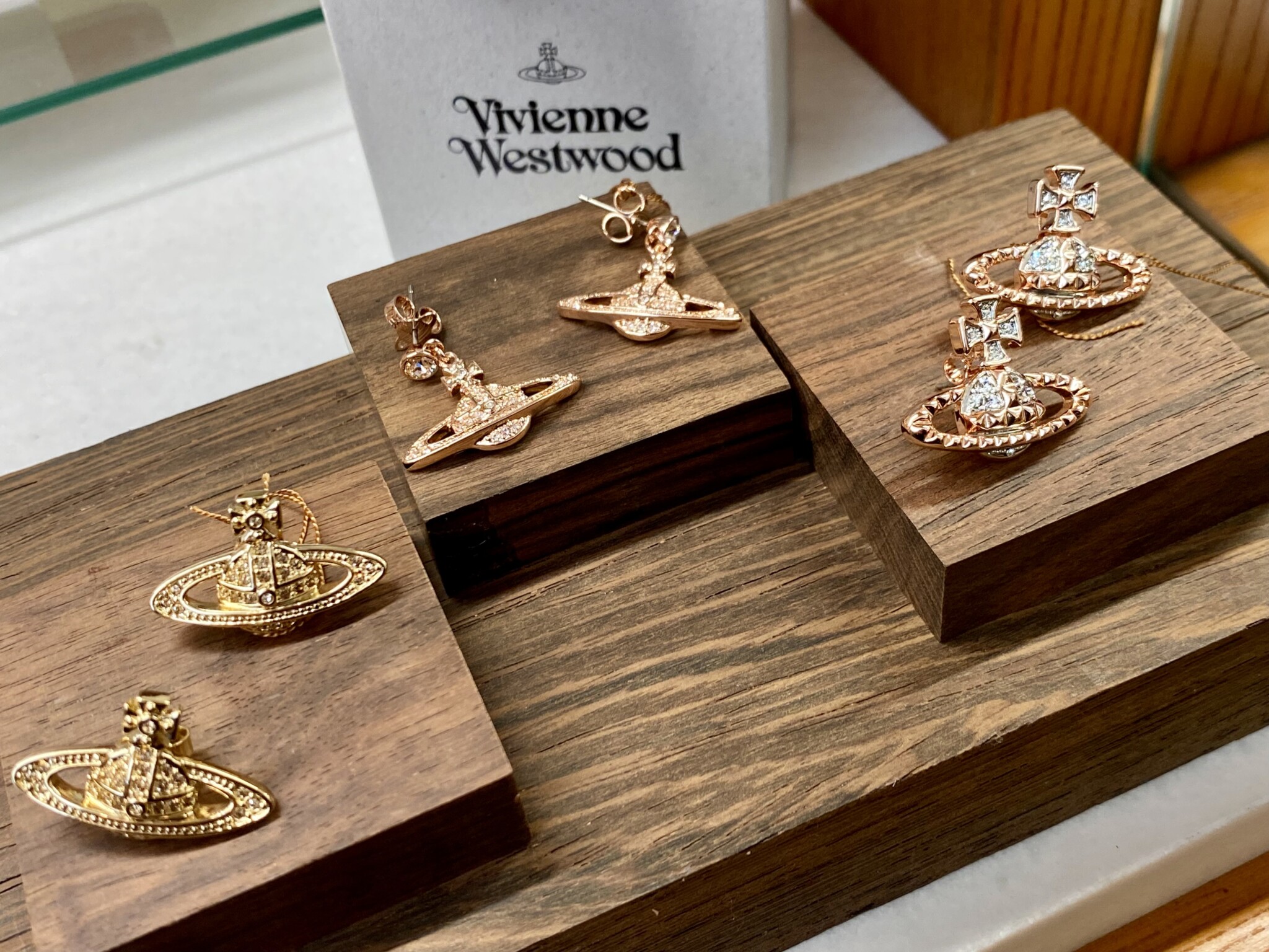 ☆Vivienne Westwood☆ MINI BAS RELIEF ピアス - 株式会社上野